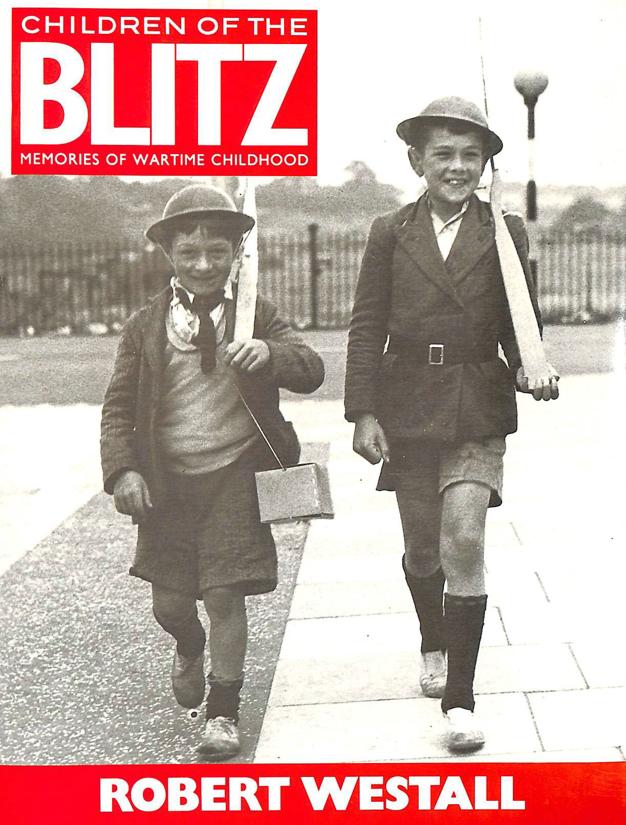 ROBERT WESTALL; WESTALL, ROBERT [EDITOR] - Children of the Blitz: Memories of Wartime Childhood
